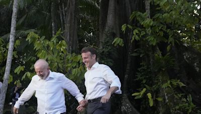 Macron y Lula se ríen de los memes por sus fotos “románticas” en Brasil: “¡Fue una boda!”