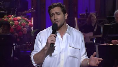 Jake Gyllenhaal Sings Rendition of Boyz II Men’s ‘End of the Road’ in ‘SNL’ Season Finale: Watch