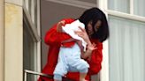 Michael Jackson foi criticado por balançar caçula de 9 meses em sacada de hotel; vídeo e fotos