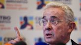 Fiscalía de Colombia acusa a expresidente Álvaro Uribe de los delitos de soborno y fraude - La Tercera