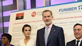 El look 'binomio' de doña Letizia con una nueva blusa blanca y falda cruzada