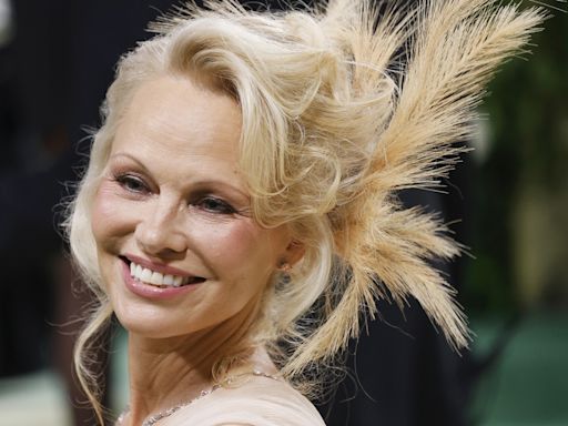 Pamela Anderson sorprende en la MET Gala con un comentado tocado y rompiendo su regla de oro