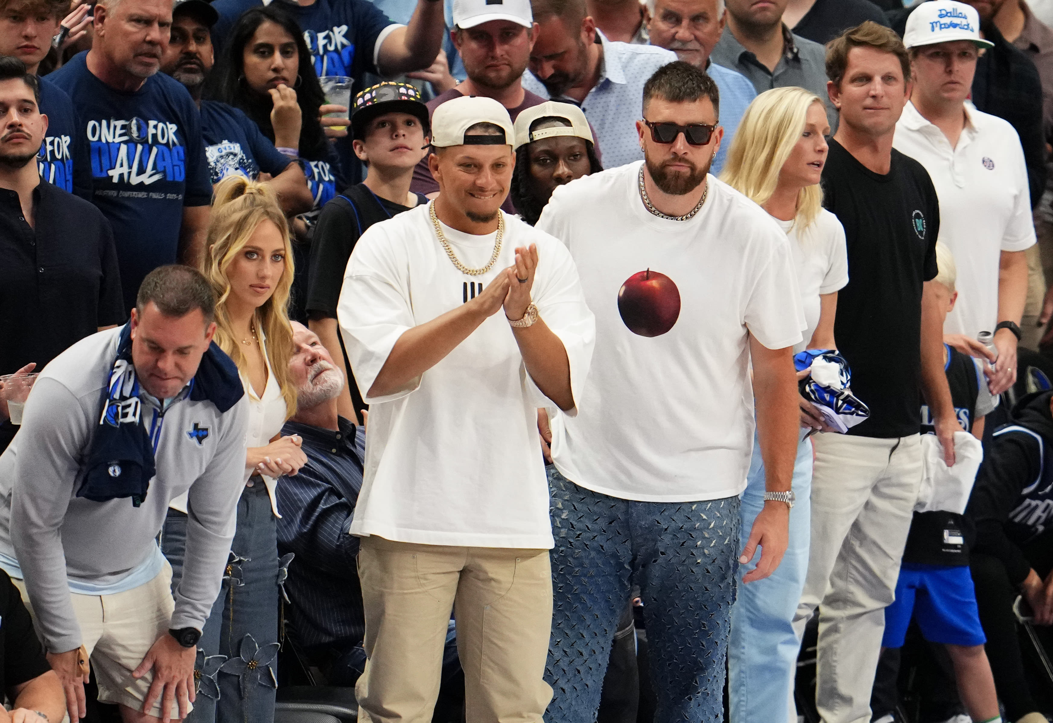 Travis Kelce shakes off Mavericks game boos with boys night out