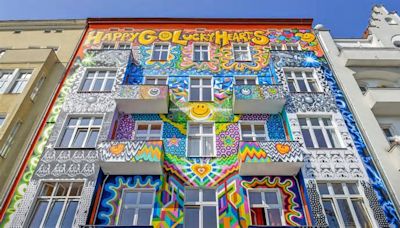 Berlin Berlin-Charlottenburg: Putzschicht des "Happy Go Lucky" wird entfernt - neuer Streit eskaliert