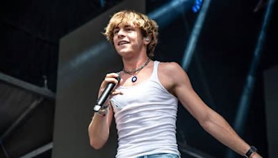 Ross Lynch besó a una fanática en el Lollapalooza Argentina y el momento se viralizó en las redes