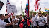 Protestan fuera de primaria en California contra asamblea sobre Orgullo LGBT