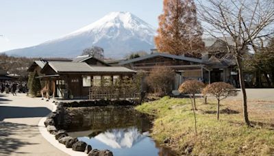 「忍野八海」遭當許願池 遊客狂丟硬幣