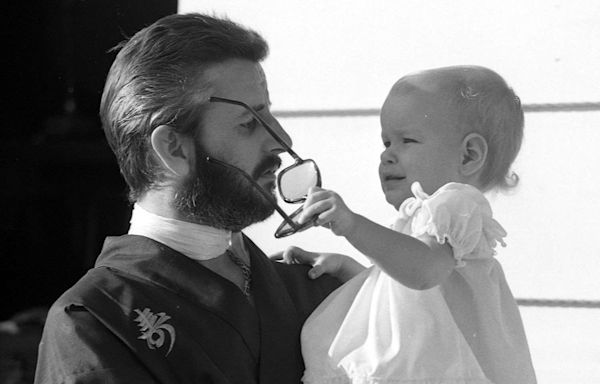 “Sociopath” Author Patric Gagne Says She Swiped Ringo Starr's Glasses. Could This 1977 Photo Be Proof?