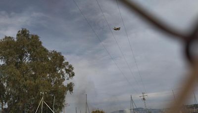 Empiezan a desalojar fincas de apartamentos por un incendio en el Saladar de Xàbia