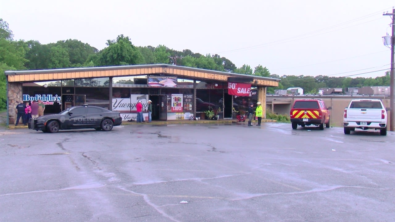 Crews respond to early Friday morning fire in Benton shopping center