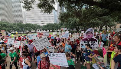 Hundreds of Houston ISD parents protest 'horrors of Mike Miles'