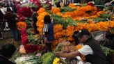 Comerciantes mexicanos esperan que ventas "revivan" durante celebración del Día de Muertos
