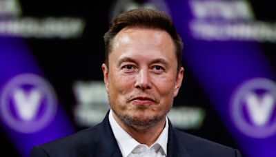 Elon Musk calls himself an 'alien,' says 'nobody believes' his claim
