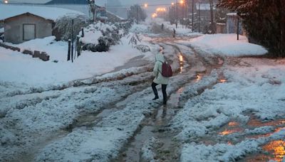 Bariloche bajo nieve: murió un bebé recién nacido y las clases siguen suspendidas por el temporal que comenzó el viernes