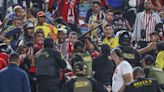 Fanáticos del Junior y policías peruanos se enfrentan en el estadio Monumental de Lima