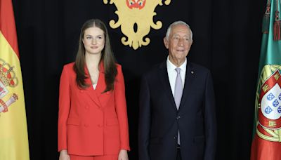 Na chegada a Portugal, princesa Leonor foi condecorada por Marcelo Rebelo de Sousa