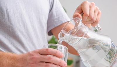 La cantidad de agua exacta que debe tomar por día un adulto mayor para no deshidratarse