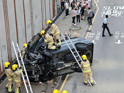 鴨脷洲橋道有貨車翻側 司機被困車內 消防到場救出 | am730