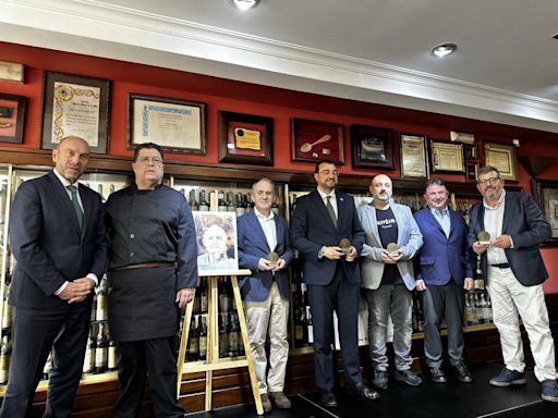 Homenaje póstumo al hostelero Álvaro López, 'gran paisano y emprendedor', en la clausura de la Bienal de Arte de Casa Consuelo