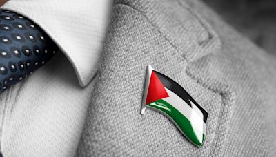 Vanity Fair photoshops out Guy Pearce's Palestine lapel pin