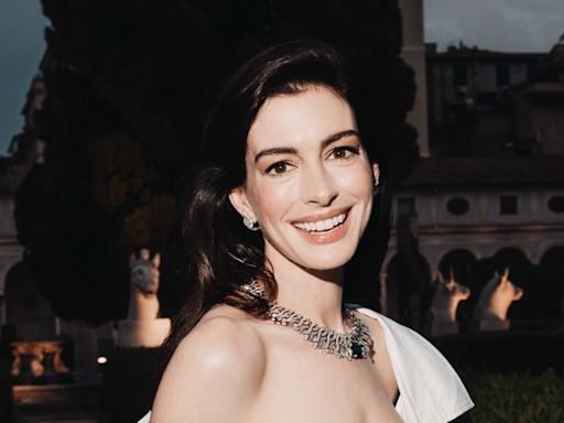 Anne Hathaway’s Trick For Plumper Lips? A Hair Pin