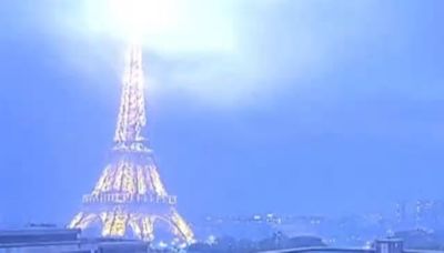 Impresionante rayo cayó sobre la Torre Eiffel de París