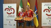 Homenaje tomatero a Jesús Navas y Fabián Ruiz: así los han recibido en Los Palacios y Villafranca