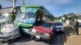 Por colisión de cuatro vehículos con tres personas heridas se cerró un tramo de la avenida Simón Bolívar, este jueves