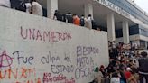 “No fue caída, fue asesinato”: Estudiantes protestan frente palacio municipal de Naucalpan; exigen justicia tras ataque porril | El Universal