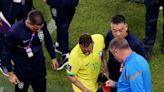 Neymar deixa jogo com dor no tornozelo em estreia do Brasil; Tite garante que atacante vai jogar a Copa