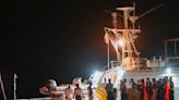 Guardia costera italiana busca a decenas de migrantes desaparecidos tras naufragio