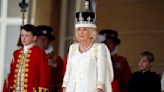 Los homenajes a su familia y a sus mascotas que escondía el vestido de coronación de la reina Camilla