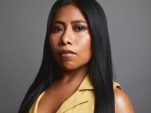 Yalitza Aparicio impacta con top bandeau y skinny jeans