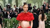 Adwoa Aboah revela su embarazo en la Met Gala 2024