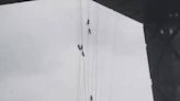 狂風突襲！中國央視大樓洗窗工人「高空狂盪」 驚險畫面曝光