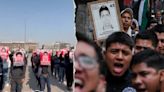 Protestan en Palacio Nacional estudiantes y padres de los 43 normalistas de Ayotzinapa