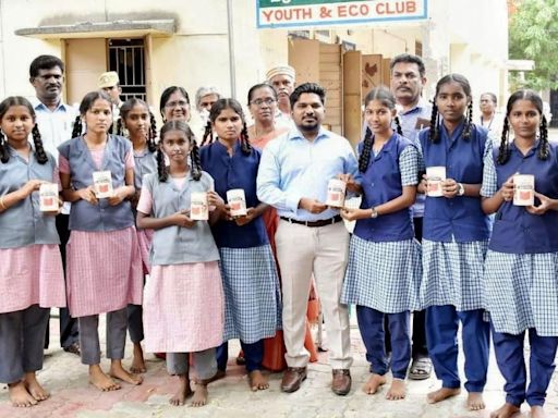 Students given piggy banks to save money for buying books at Book Fair