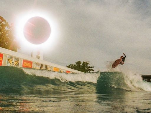 Dylan Graves surfeó durante el eclipse solar total