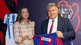 Laporta entregó una camiseta del Barça a la Reina Letizia