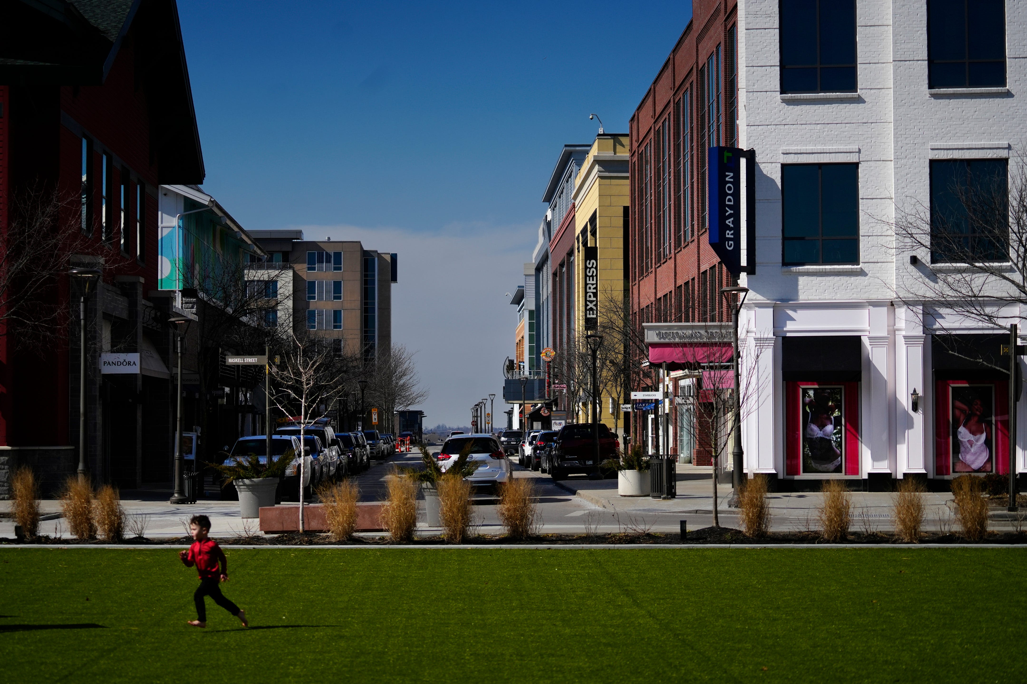 Retail centers add apartments, condos so residents can live where they shop and dine