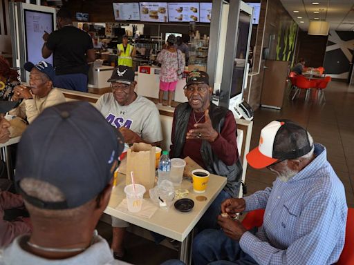 Estos veteranos negros sirvieron en varias guerras. Ahora se reúnen a diario en un McDonald’s de Miami