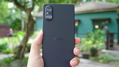 德國電商列出的保護殼配件透露Sony仍將推出合手尺寸旗艦機Xperia 5 VI - Cool3c