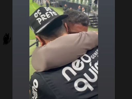 Na despedida do Corinthians, Paulinho e torcedor repetem abraço histórico da Libertadores-2012