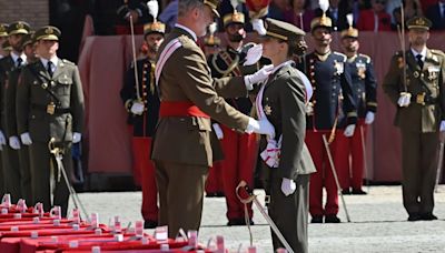 La princesa Leonor es dama alférez: el emotivo abrazo con su padre, Felipe VI, y la mirada de orgullo de la reina Letizia y la infanta Sofía