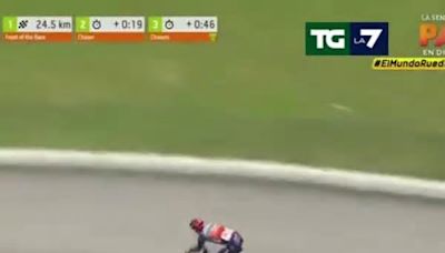 Ciclismo, brutta caduta al Tour des Alps per Chris Harper che sbatte la testa contro un palo. Il video