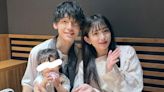 22歲男星猝死！獨留1歲女兒 女星妻「淚奔墳墓」洩1年思念