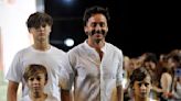 Benjamín Vicuña desfiló con sus hijos y Pampita lo celebró con aplausos