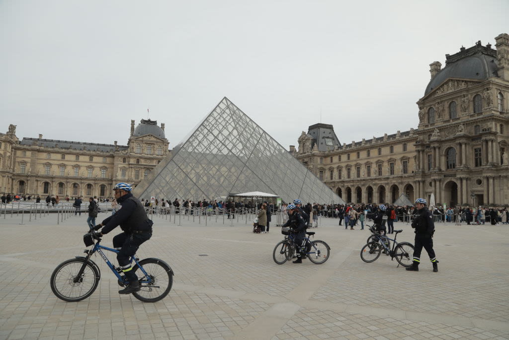 Kendall Jenner Walks Around the Louvre Barefoot During Private Visit