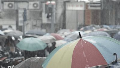 Amber Rainstorm Warning Signal issued at 10.10am as Hong Kong braces for impending heavy rain - Dimsum Daily
