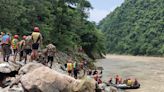 Recuperan un cuerpo de dos autobuses arrastrados hasta un río tras un deslave en Nepal